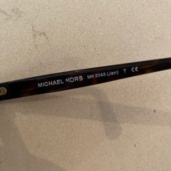 (SOLD PRIVATELY) Micheal kors polarized sunglasses - Picture 4 of 8